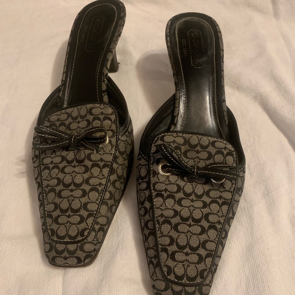 AUTHENTIC Coach Pumps